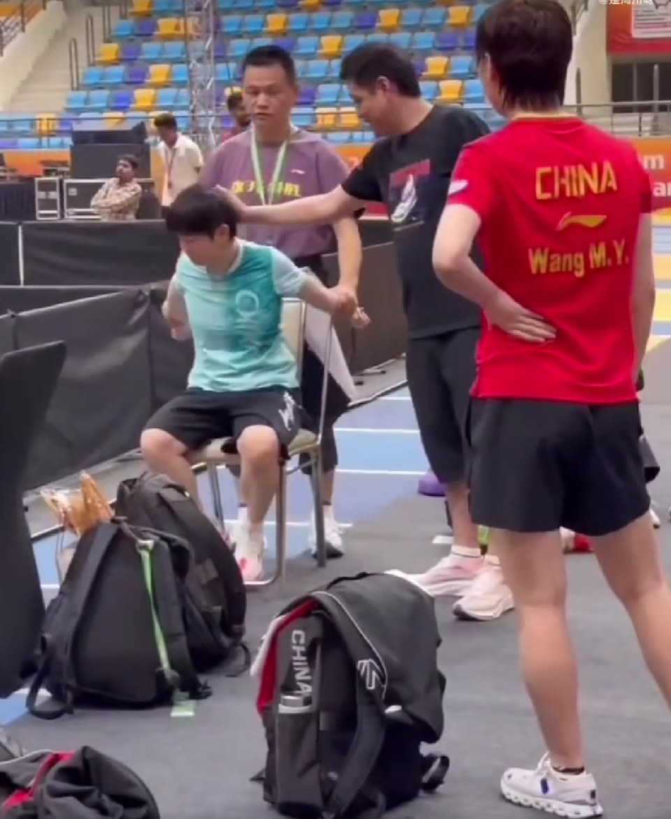 孙颖莎一切, 边接受理疗 孙颖莎一切, 边接受理疗